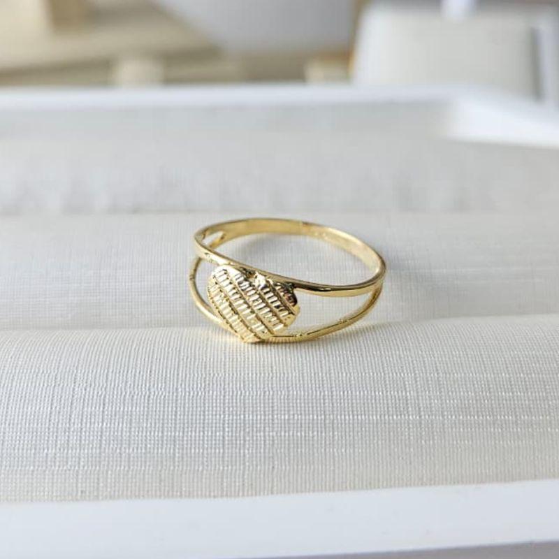 Anel Dourado com Coração Texturizado Banhada a Ouro 18k