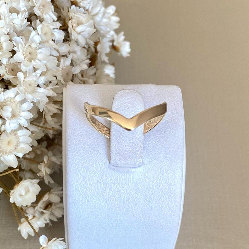 Anel Feminino Banhado a Ouro 18k Formato V  Polido