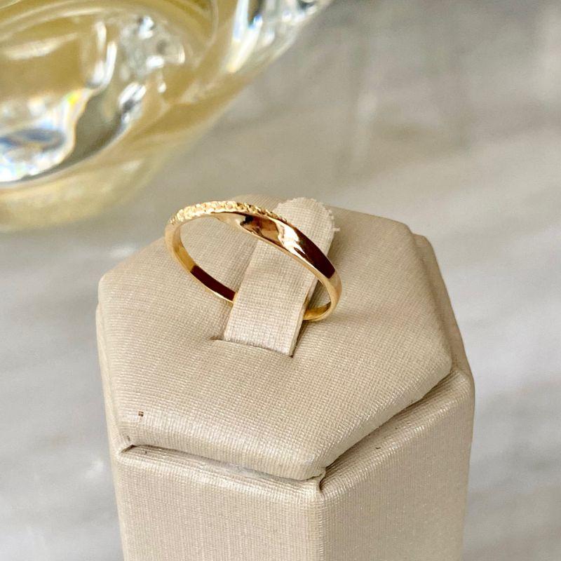 Anel Feminino Torcido com Detalhe Martelado Banhado a Ouro 18k