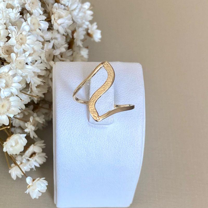 Anel Feminino Vazado Ondulado Texturizado Banhado a Ouro 18k  Modelo Moderno e Elegante