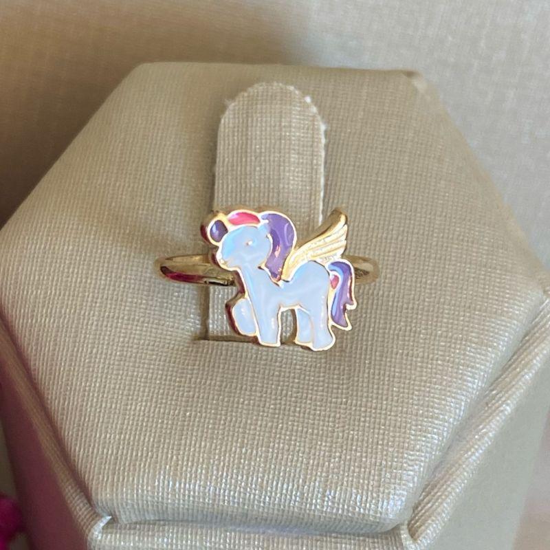 Anel Infantil Banhado a Ouro 18k com Desenho de Pônei Colorido Esmaltado