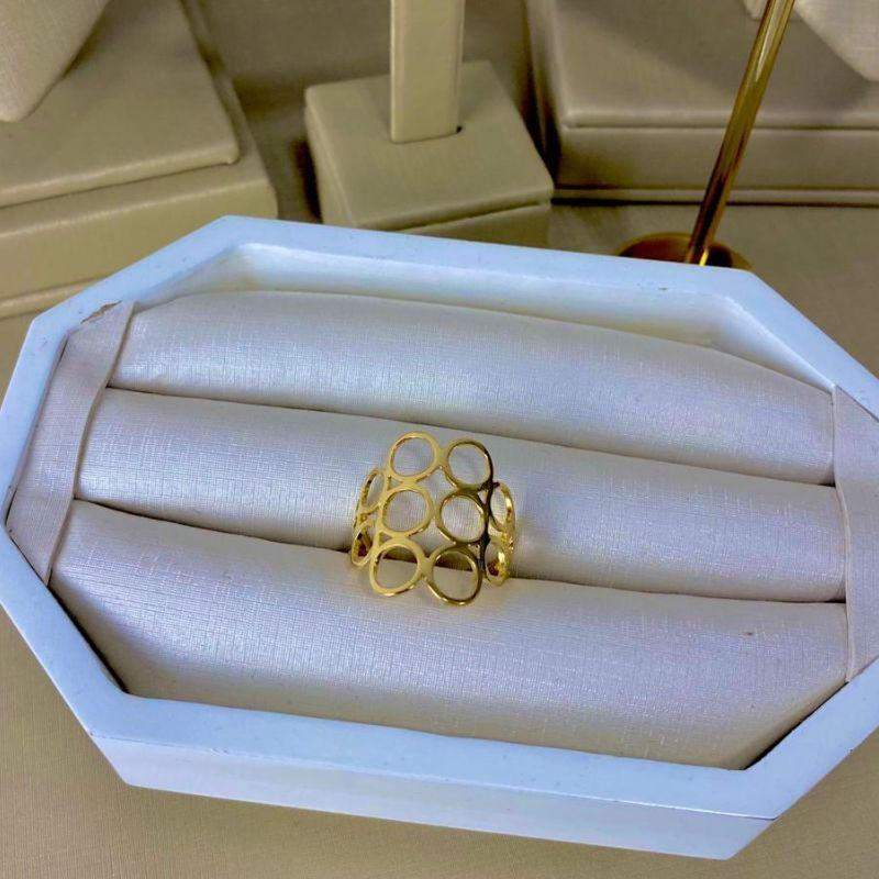 Anel Vazado Geométrico Banhado a Ouro 18k Feminino  Aro Largo com Design Moderno e Elegante