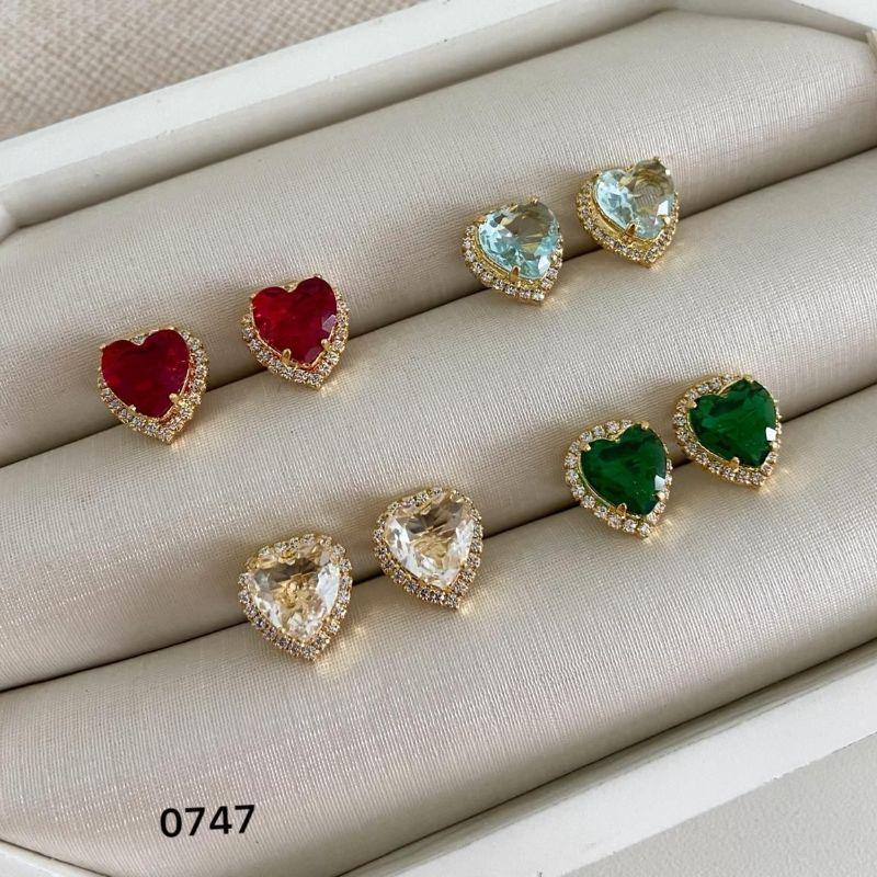 Brinco Feminino Coração Cravejado com Pedra Zircônia Cores Variadas Banhado a Ouro 18k Luxo