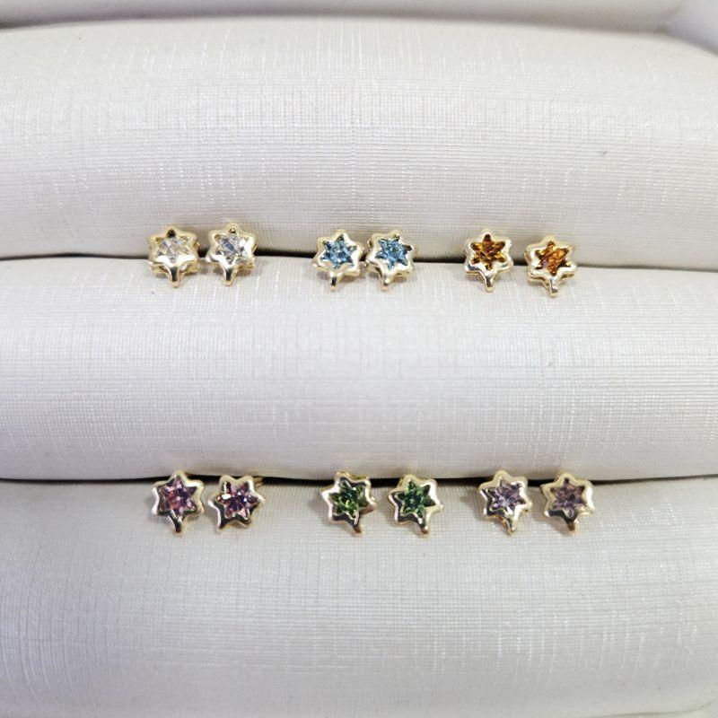 Brinco Infantil Estrela com Pedra Cores Variadas Banhado a Ouro 18k Feminino Delicado