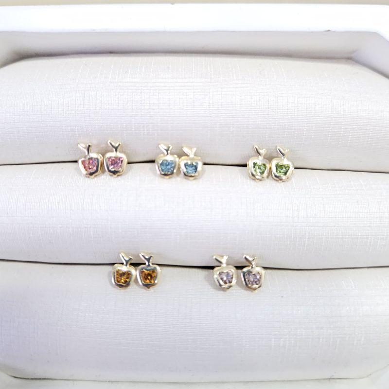 Brinco Infantil Maçã com Pedra Cores Variadas Banhado a Ouro 18k Feminino Delicado
