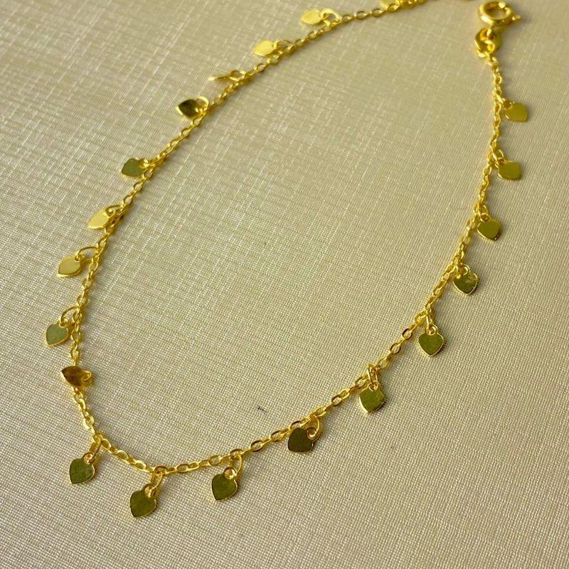 Tornozeleira Corações Pendurados Banhada a Ouro 18k com Fecho Bóia Tradicional 24 cm