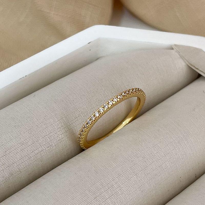 Anel Aparador Meia Aliança Cravejado com Zircônias Banhado a Ouro 18k