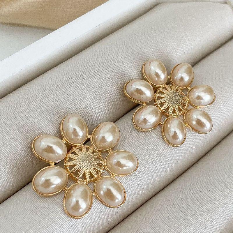 Brinco Flor com Pérolas Gotas Banhado a Ouro 18k Delicado Elegante