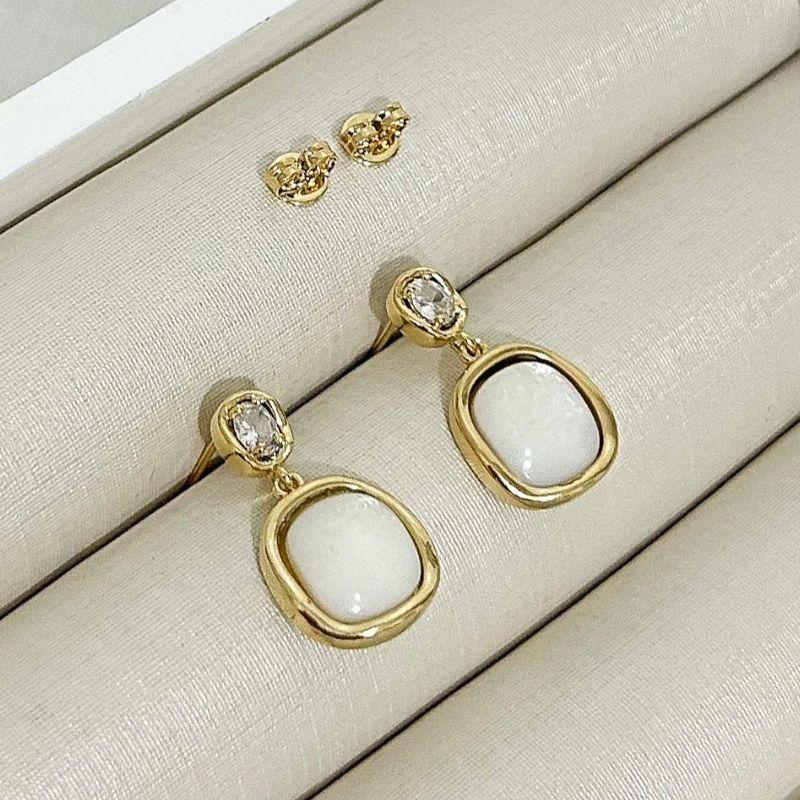 Brinco Gota com Pérola 2 cm e Cristal – Semijoia Banhada a Ouro 18k