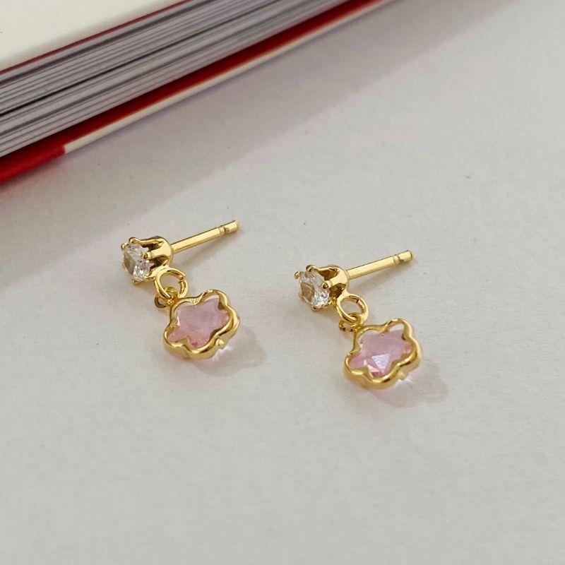 Brinco Infantil Florzinha Rosa Pendente Banhado a Ouro 18k com Zircônia