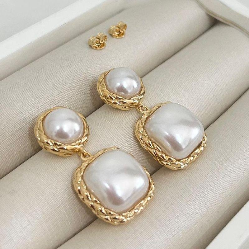 Brinco Luxo Duplo com Pérolas e Acabamento Trançado 3,5 cm – Semijoia Banhada a Ouro 18k