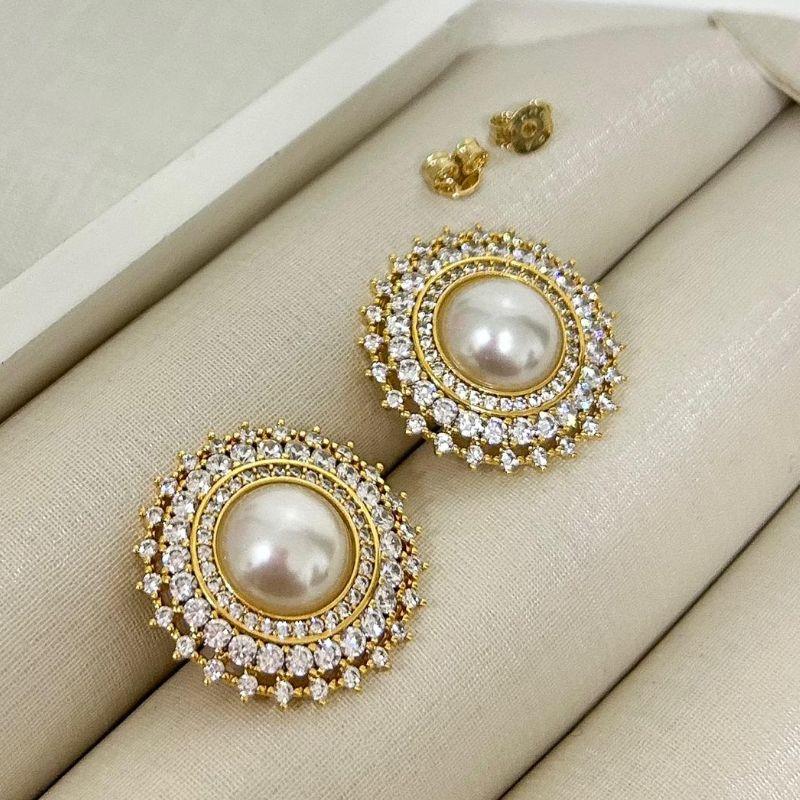 Brinco Luxo Redondo com Pérola Central e Microzircônias 2,5 cm – Semijoia Banhada a Ouro 18k