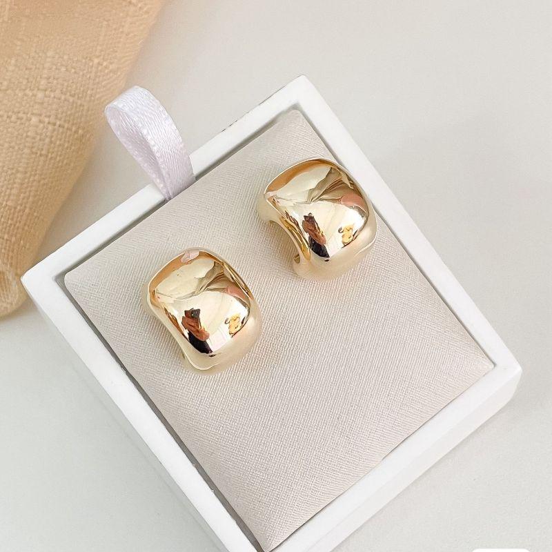 Brinco Meia Argola Lisa e Grossa Banhado a Ouro 18k  Moderno e Elegante