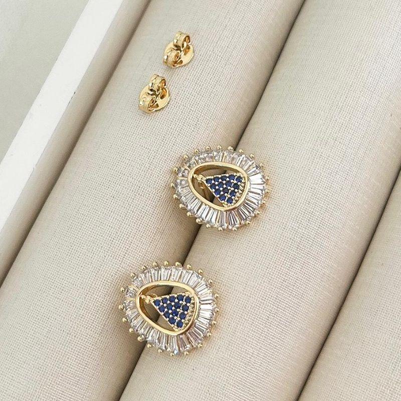 Brinco Nossa Senhora Aparecida 1,5 x 1,3 cm com Zircônias – Semijoia Banhada a Ouro 18k