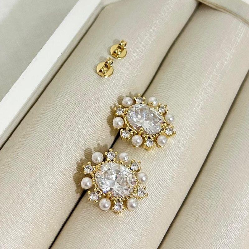 Brinco Oval com Pérolas e Zircônia Central 1,8 cm – Semijoia Banhada a Ouro 18k