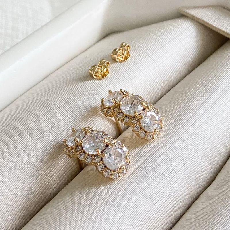 Brinco Oval Duplo com Microzircônias 1,6 × 0,8 cm – Semijoia Banhada a Ouro 18k