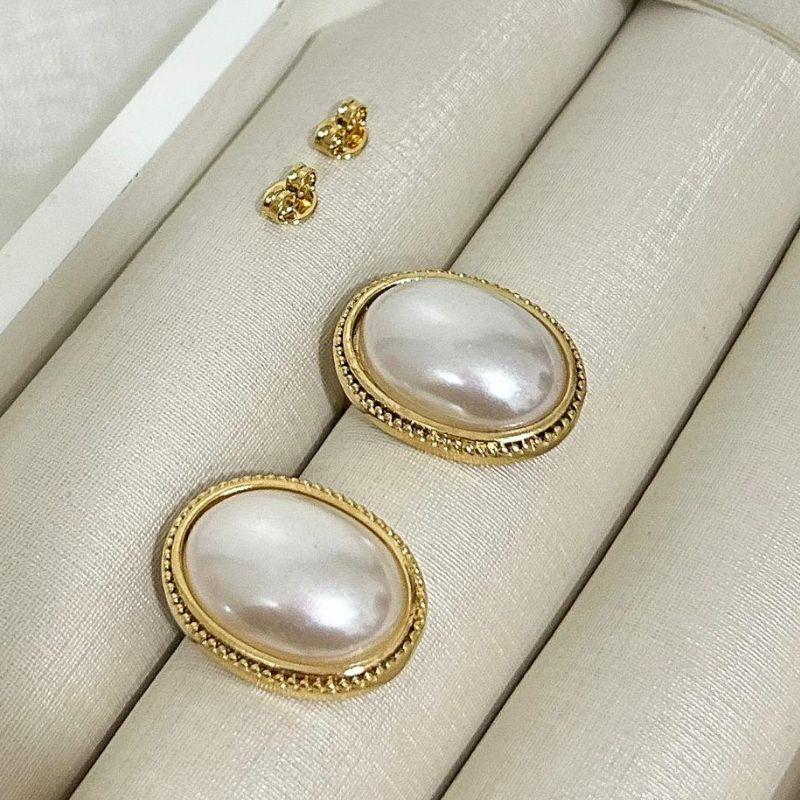 Brinco Oval Pérola 2,5 x 1,5 cm com Bordas Douradas – Semijoia Banhada a Ouro 18k
