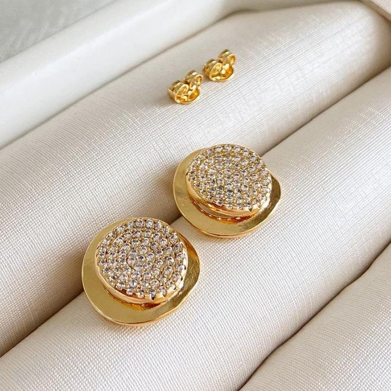 Brinco Redondo 1,5 cm com Microzircônias – Semijoia Banhada a Ouro 18k
