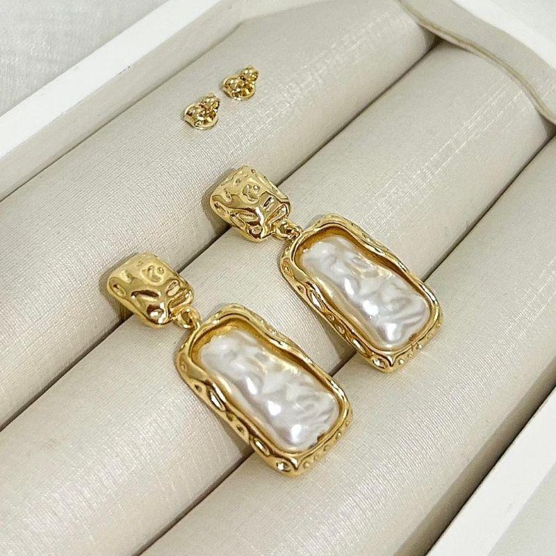 Brinco Retangular Pérola Barroca 3,5 x 1,3 cm – Semijoia Banhada a Ouro 18k