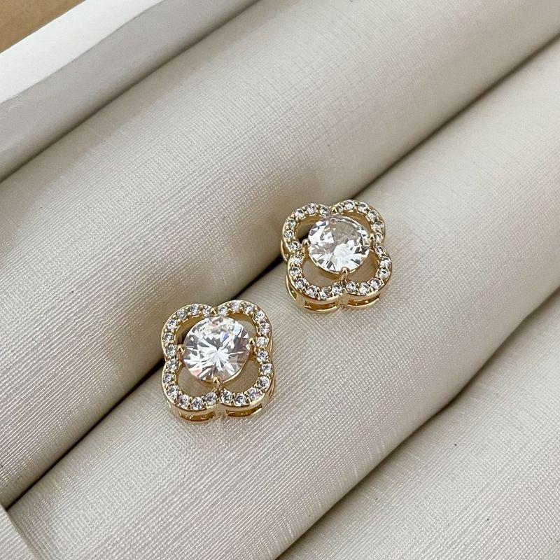 Brinco Trevo 1,2 cm Cravejado com Zircônias e Ponto de Luz – Semijoia Banhada a Ouro 18k