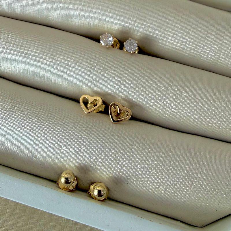 Conjunto Kit 3 Pares Brincos Femininos Bolinha, Coração Vazado e Ponto de Luz Zircônia em Prata