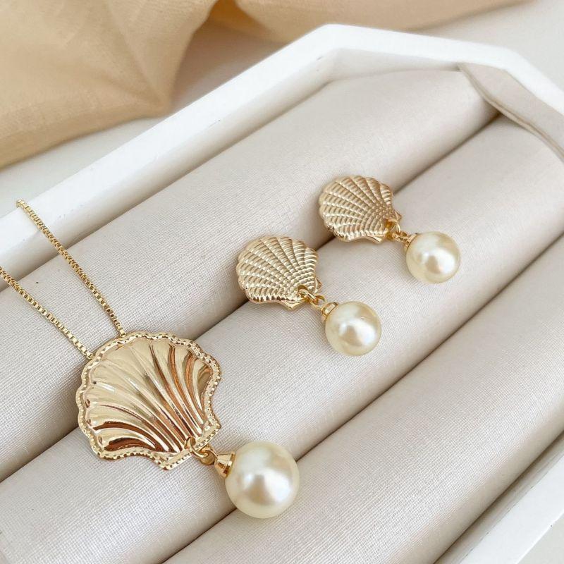 Conjunto Gargantilha e Brinco Base Concha com Pérola Pendurada