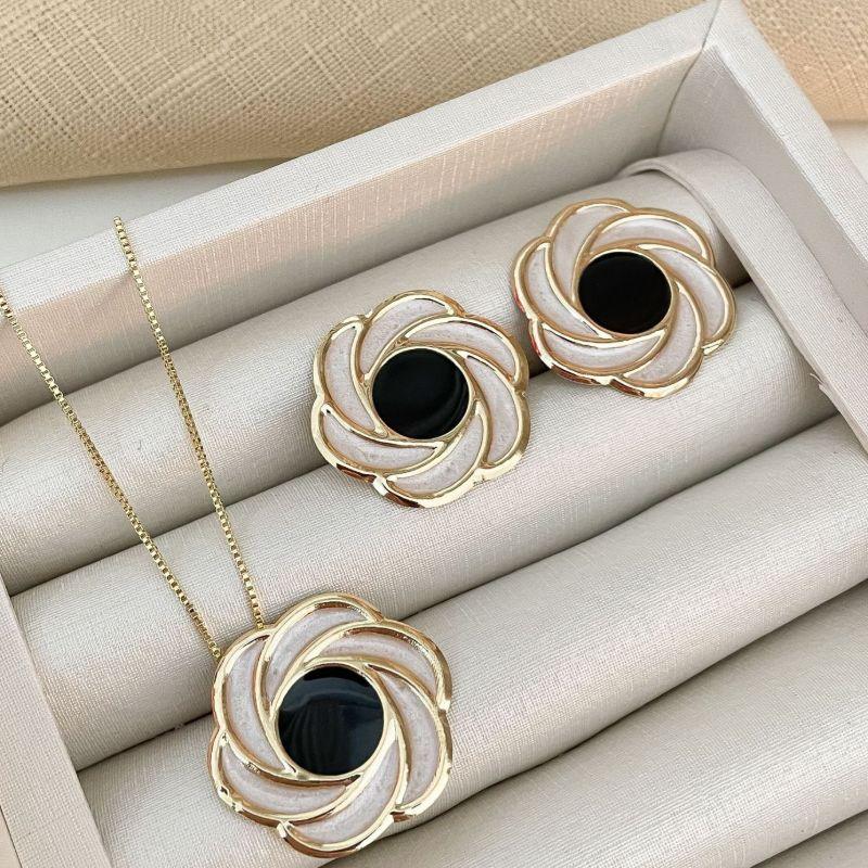 Conjunto Gargantilha e Brinco Estilo Flor Espiral Esmaltado Branco e Preto