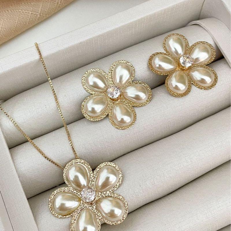Conjunto Gargantilha e Brinco Flor Pérolas em Gota Com Ponto de Luz