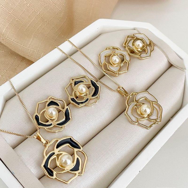 Conjunto Gargantilha e Brinco Flor Vazado e Esmaltado na Cor Branco e Preto com Pérola