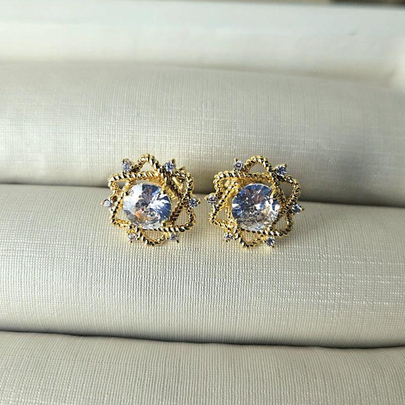 Brinco Feminino Flor Torcida Cravejado com Zircônia Central Banhado a Ouro 18k